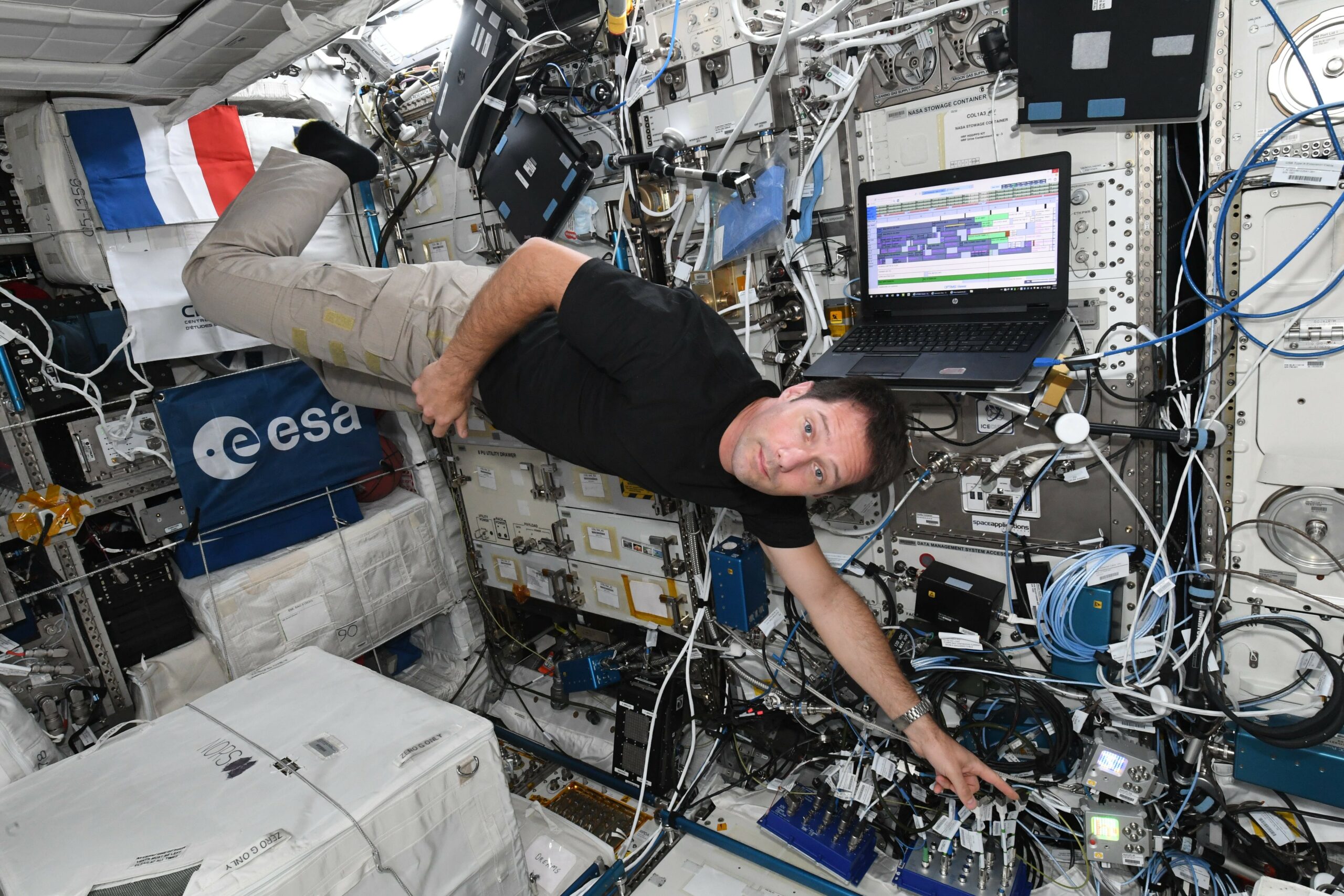 האסטרונאוט ESA, תומאס פסקט, עם מחשבי אסטרו פי על סיפון תחנת החלל הבינלאומית