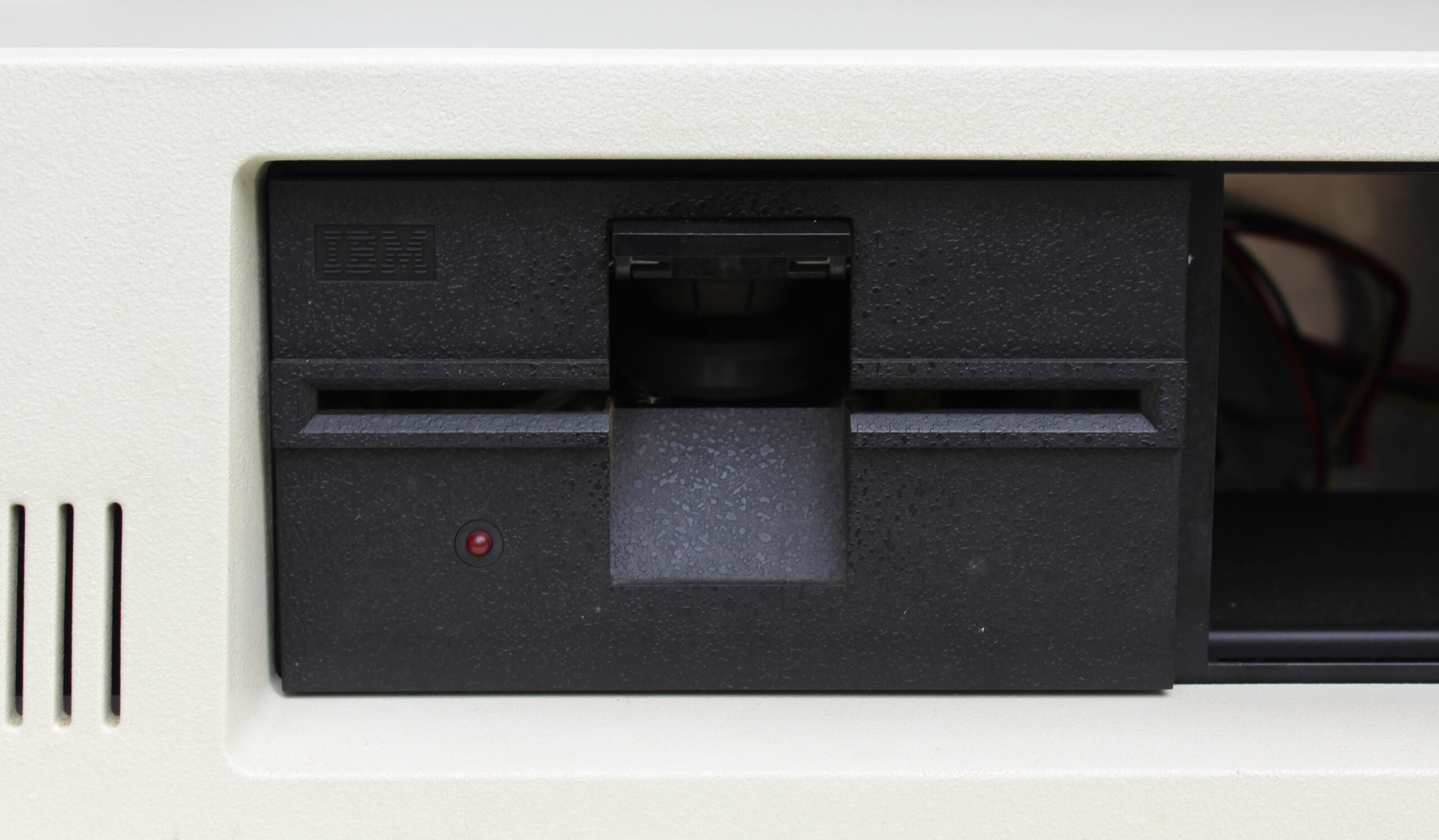A 5.25in floppy drive was the standard storage system for the 5150, with no hard drive option at launch