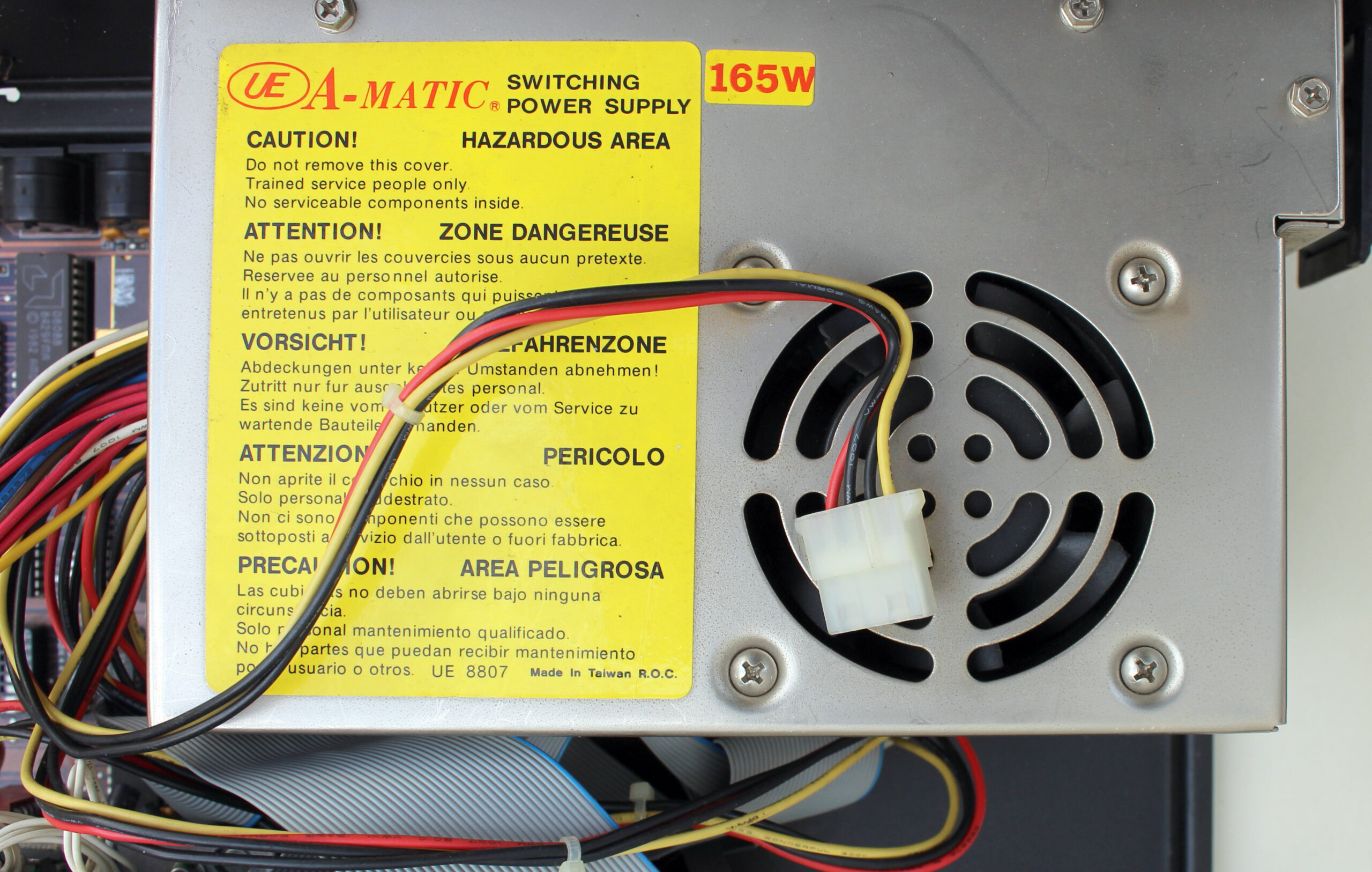 The floppy drive connects to a 4-pin Molex connector on the PSU – a plug that’s still sometimes used in today’s PCs