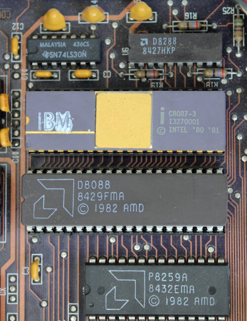 An AMD 4.77MHz 8088 DIP CPU sits in the bottom socket, with an optional IBM 8087 coprocessor sitting above it for floating point operations