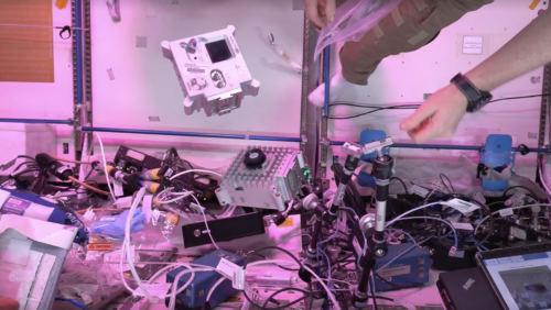 סימן 2 יחידות Astro Pi מסתובבות במיקרו-כבידה בתחנת החלל הבינלאומית.