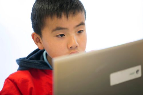 ילד ליד מחשב נייד