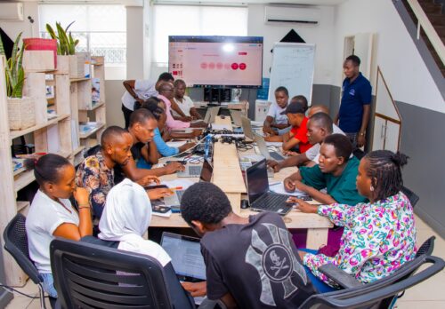 A group of students participating in an Experience AI session.