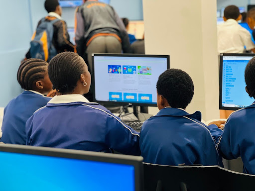 A group of students looking at a computer screen.