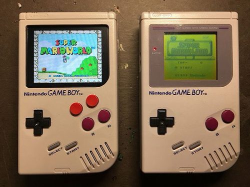 Die Game Boys im Vergleich. Links der Game Boy Zero und rechts das Original Exemplar (Quelle: Raspberrypi.org)